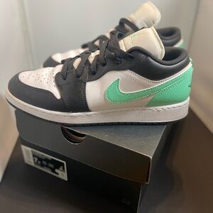 Air Jordan 1 low youth 7 💚 Green Glow, box included.